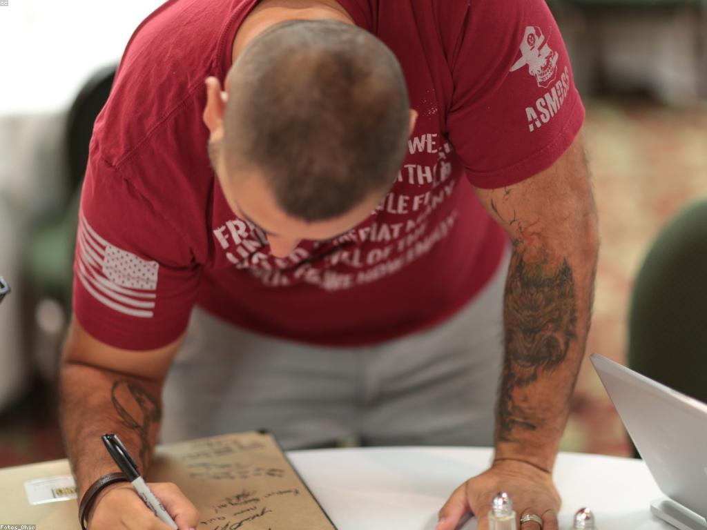 វិធីជួយកែលម្អការទំនាក់ទំនងនៅកន្លែងធ្វើការ