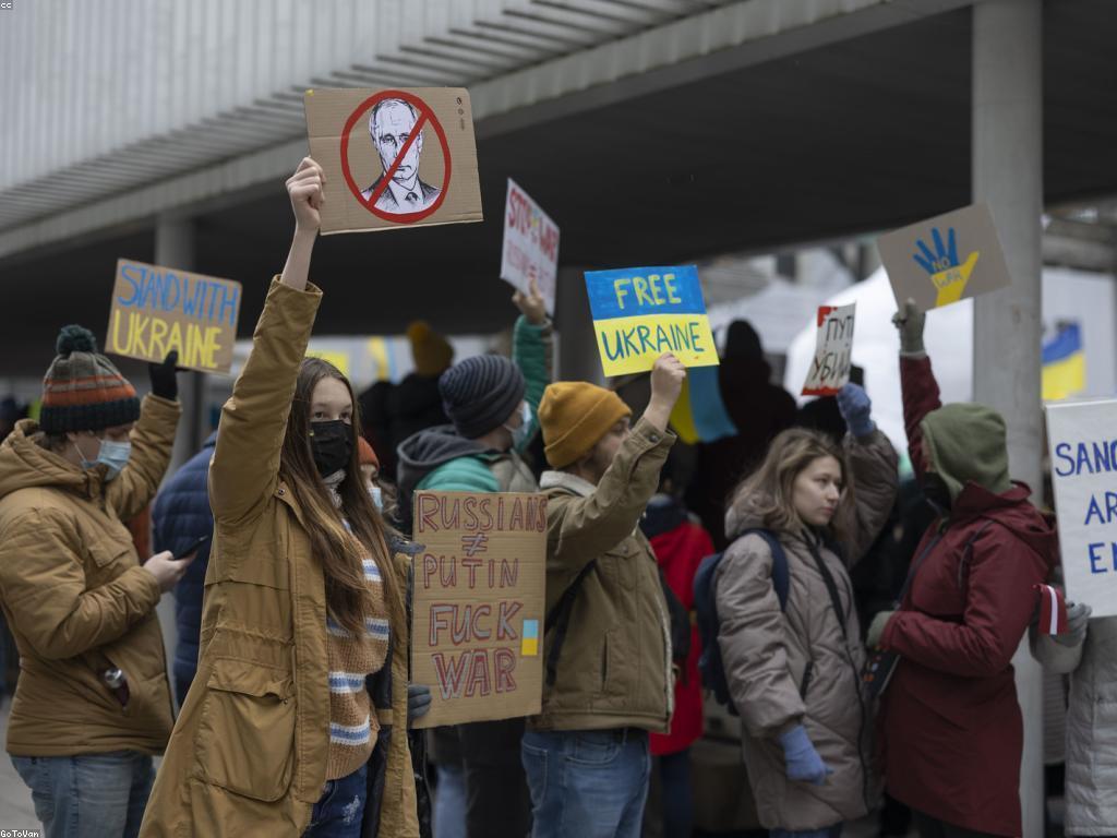 ផលប៉ះពាល់នៃព័ត៌មានស្លតចំពោះប្រជាធិបតេយ្យ